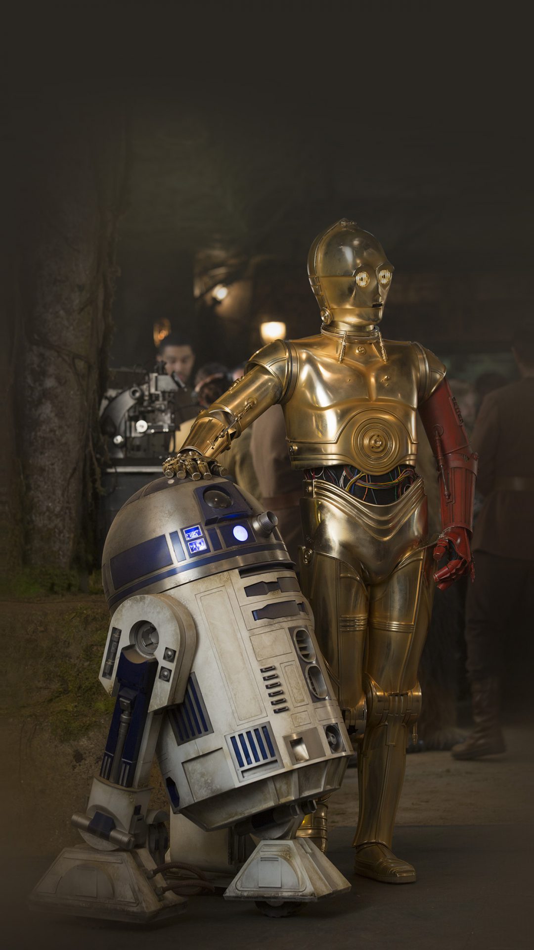 Star Wars: The Force AwakensR2-D2 and C-3PO (Anthony Daniels)Ph: David James©Lucasfilm 2015