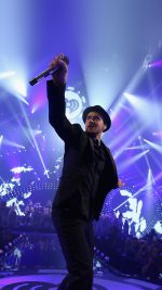 LAS VEGAS, NV - SEPTEMBER 21:  Singer/actor Justin Timberlake performs onstage during the iHeartRadio Music Festival at the MGM Grand Garden Arena on September 21, 2013 in Las Vegas, Nevada.  (Photo by Christopher Polk/Getty Images for Clear Channel)